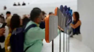 لماذا يحتوي هاتف iPhone 17 Pro على ذلك “القطع” الغريب في الحافة العلوية؟